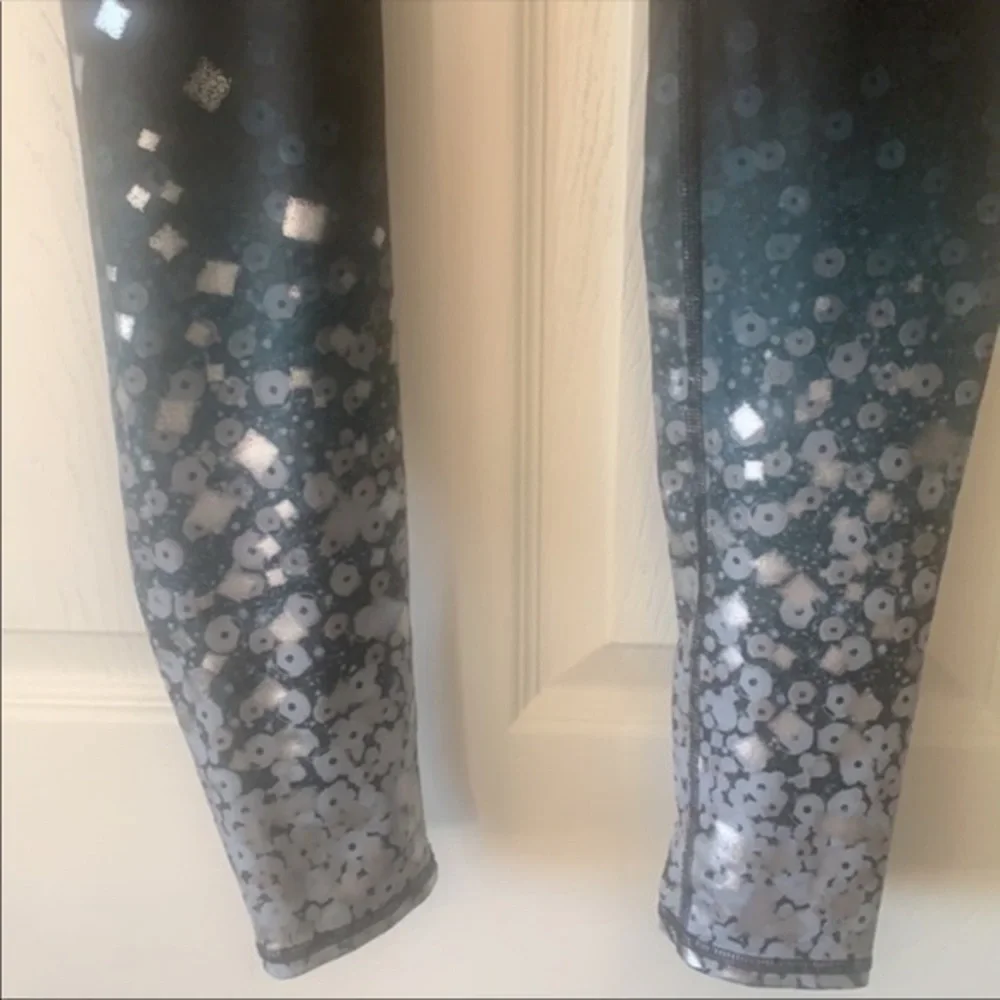 ALO Yoga leggings in Airbrush Brilliance in size Medium